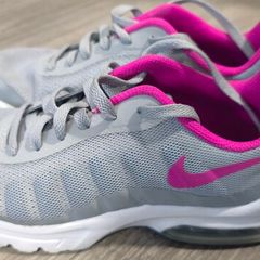 Nike Air Max Invigor Trainers UK 5 / EUR 38 (Grey & Pink)
