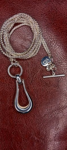 Vintage jewelry is sold individually for 5 to 10 euros