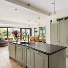 Solid Wood Shaker Kitchen  4 Years Old  Granite