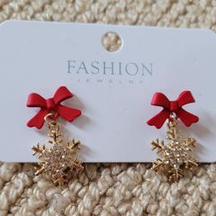 Beautifull snowflakes and red bow earrings