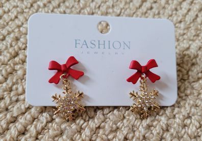 Beautifull snowflakes and red bow earrings