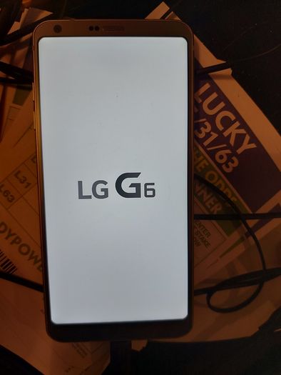 LG G6 mobile phone, 32GB, sim tray missing, excellent cosmetic condition otherwise