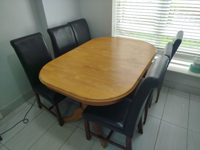 Extendable kitchen table