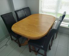 Extendable kitchen table