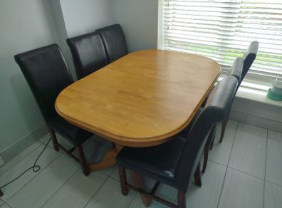 Extendable kitchen table