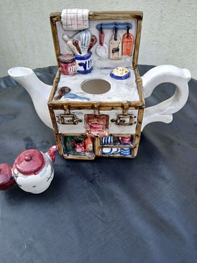 Presume Vintage, Rare Teapot