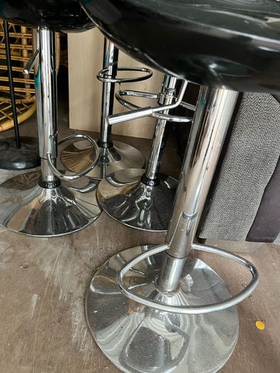 black stools