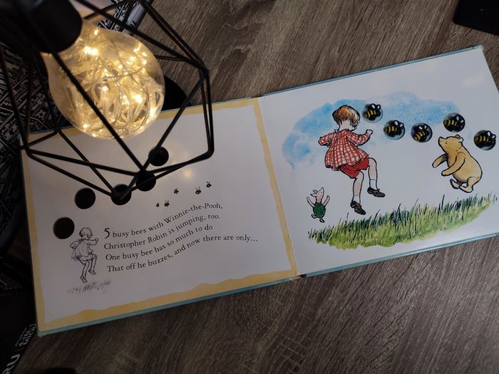 Winnie the Pooh and Ten Busy Bees ! Hardcover ! 2002 ! by Egmont Books !
