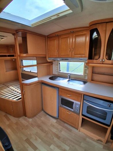 Hobby twin axle fixed bed with walk in bathroom