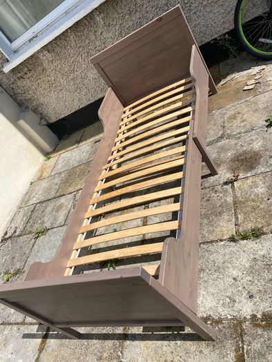 Extendable single children's bed