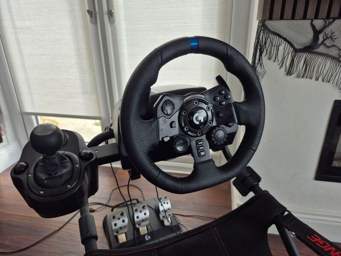 LOGITECH G923 Racing Wheel, Pedals & Driving Force Shifter - PS4, PS5 & PC