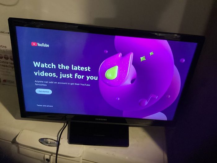 24 Inches Samsung Smart Television, SMART TV with USB, 2 HDMI, Scart, WIFI connectivity, etc Barely used.