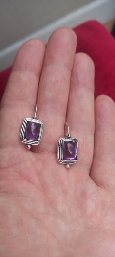 Vintage jewelry is sold individually for 5 to 10 euros
