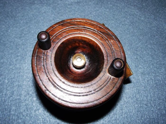 Vintage Fishing Reel (1)