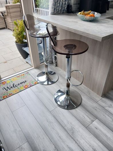 2 bar stools