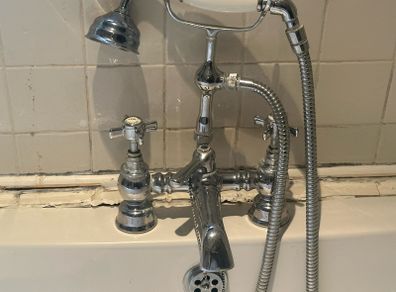 Jacuzzi tub and mixer tap - 75 euros