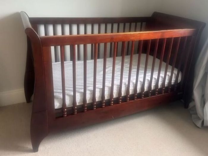 Cot/Toddlers Bed and Drawers