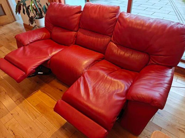 Burgundy Red 3-seater double-recliner couch
