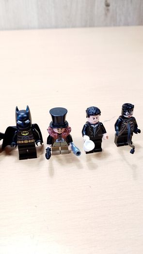 LEGO 76252 Batcave - Shadow Box