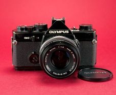 Olympus OM 2  film camera (read)