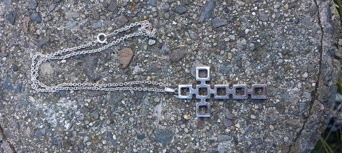 Vintage jewelry is sold individually for 5 to 10 euros.