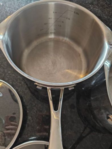 Pots/Saucepans x4