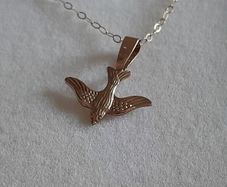 ladies 9ct gold chain and pendant