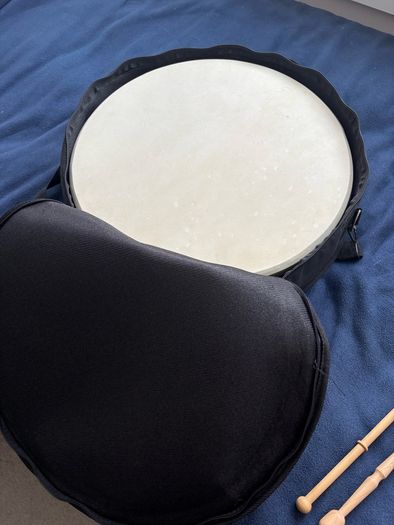 18" bodhran, carrying case and bodhran sticks / tippers