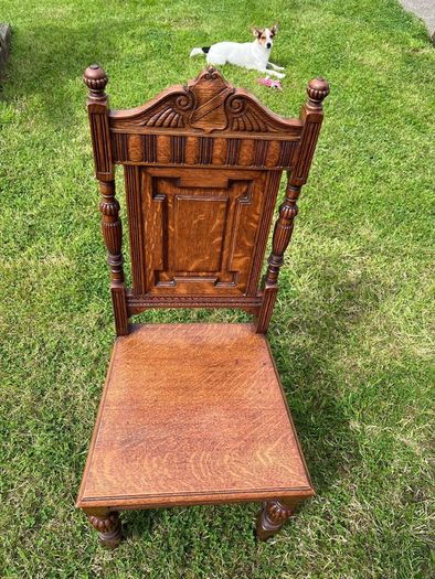A charming pair of late Victorian carved oak Hall chairs richly modelled,  Cirka 1890's.