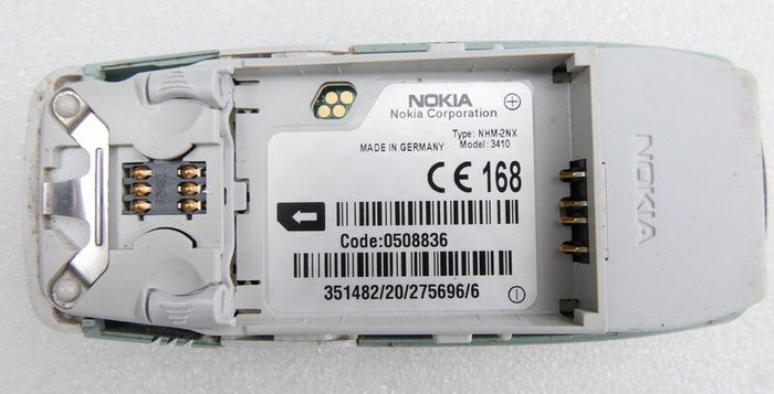 Vintage Nokia 6410 and charger