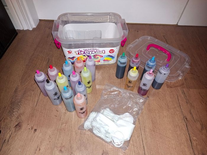 Tie Dye Art kit 18 colours, 12 of them unused&6 have more than half amount of paint left in them