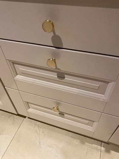 Kitchen & Island with 3nr Leather Stools & Pendant