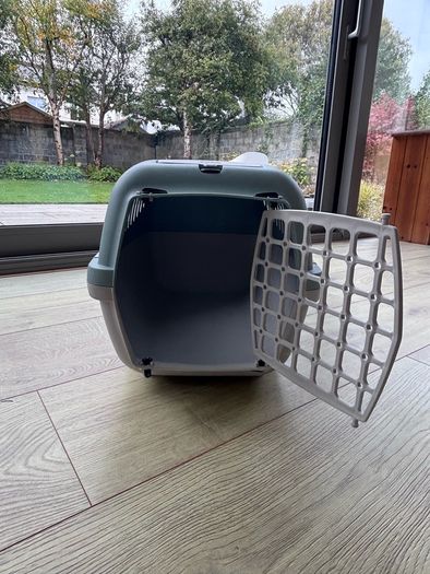Dog carrier box