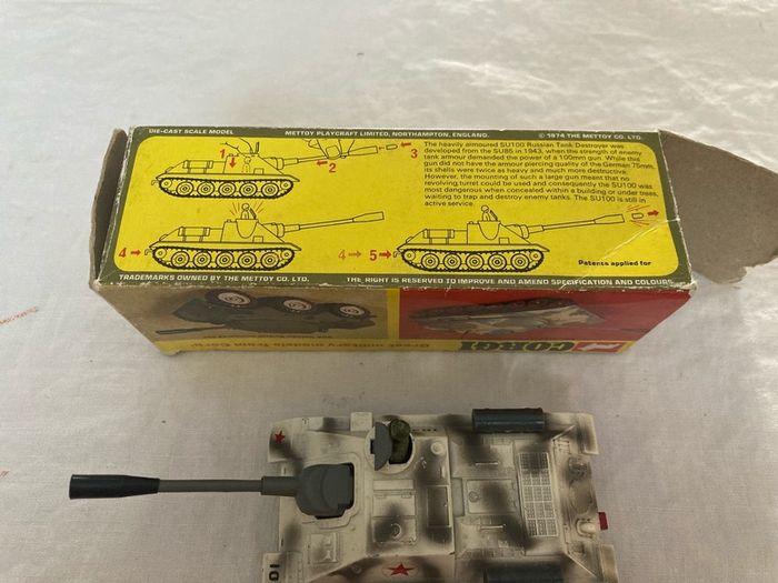 Corgi 905. SU100 Russian Tank Destroyer. With box.