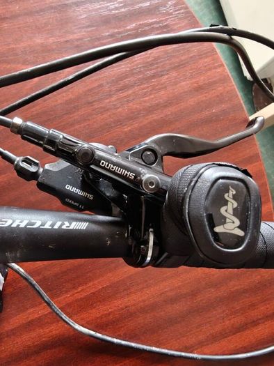 Flat bar with Shimano hydraulic brakes and shifters