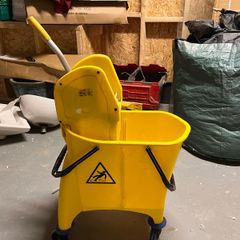 Commercial mop bucket