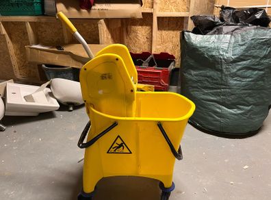 Commercial mop bucket