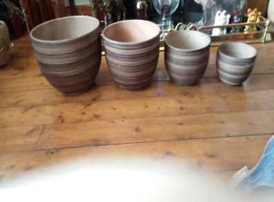set of 4 ceramic plant pots 10 euros each or 4 for 35