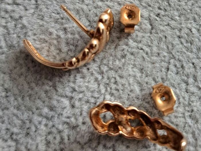 9 ct gold earrings