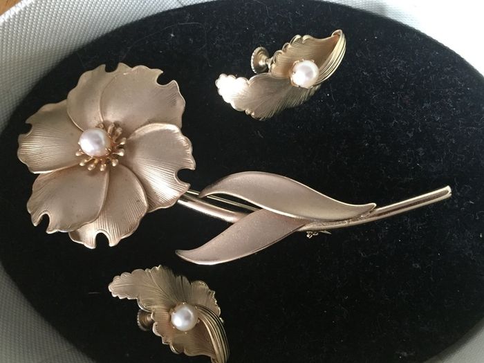 Vintage matching set brooch and earrings