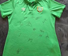 Ireland Ladies Soccer Signed Shirt Size UK14 Quinn