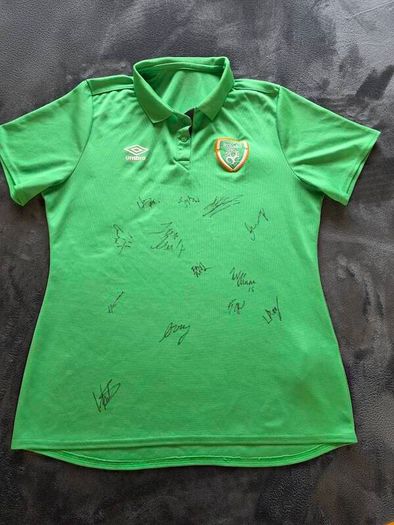 Ireland Ladies Soccer Signed Shirt Size UK14 Quinn