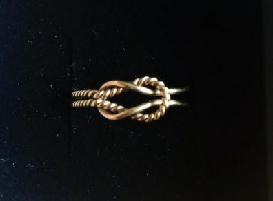 9ct gold Celtic double knot ring size N
