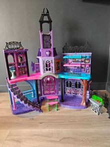 Monster High Haunted High School Dolls House