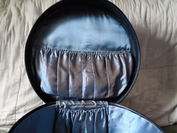 vintage collectable hat case