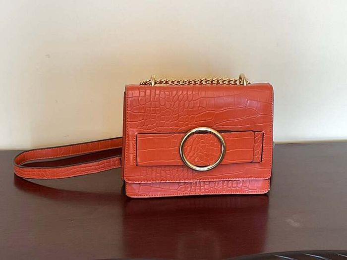Elegant Croc-Embossed Crossbody Bag with Gold Chain Strap
