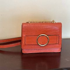 Elegant Croc-Embossed Crossbody Bag with Gold Chain Strap