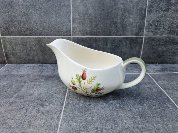 Meakin Gravy Boat - Acorns, Oak Leaves and Rosehips