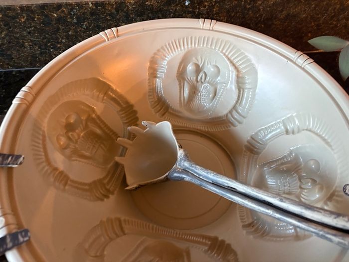 Halloween punch bowl with ladle and 6 cups