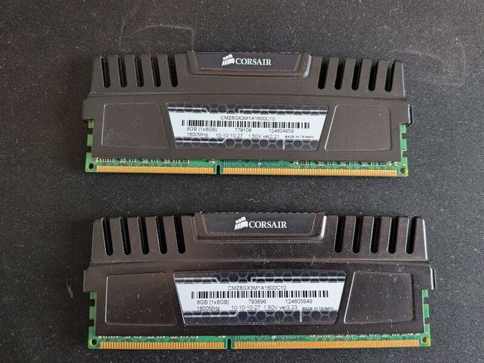 2x 8gm DDR3 RAM 1600mzh corsair